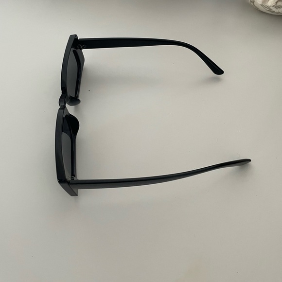 Princess Polly Cahill sunglasses in black - Picture 3 of 3